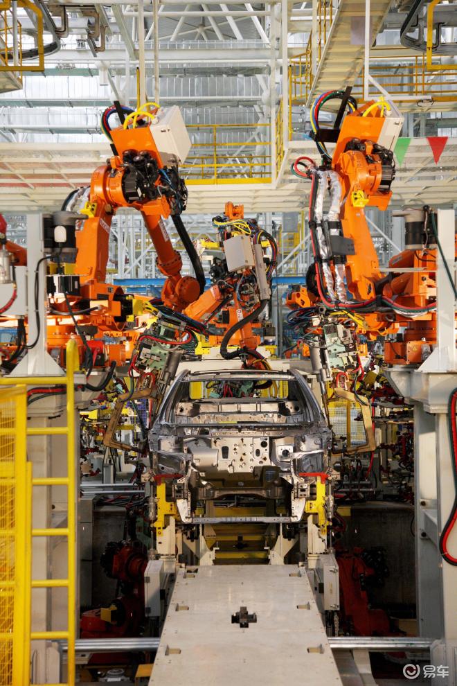 【焊装线的日本那智NACHI焊接机器人图片】-