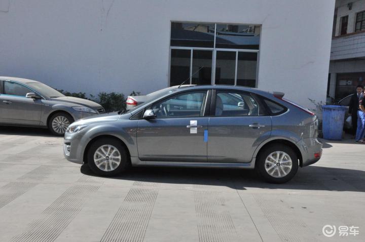 8自动时尚型福克斯两厢外观-钛晶灰】