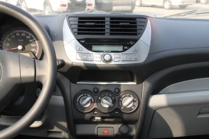 奥拓中控台正面