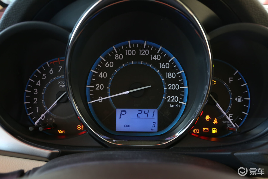 【新威驰2014款1.5l 自动 智享版仪表盘背光显示汽车