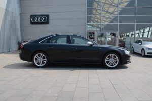 奥迪S8正侧（车头向右）