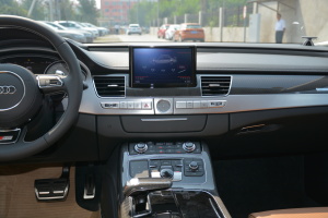 奥迪S8中控台正面
