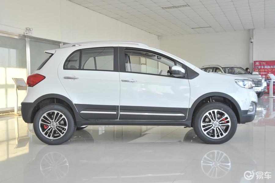 【哈弗h12015款1.5l amt 豪华型正侧车头向右水平汽车