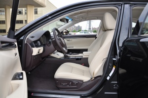 雷克萨斯ES前排空间