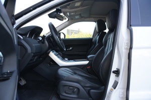 揽胜极光前排空间