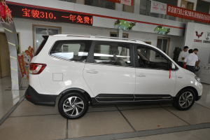 五菱宏光S1正侧（车头向右）