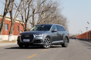 奥迪Q7前45度（车头向左）