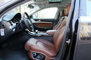 奥迪A8L前排空间