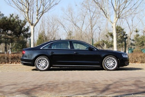 奥迪A8L正侧（车头向右）