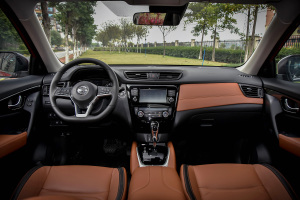 奇骏完整内饰（中间位置）