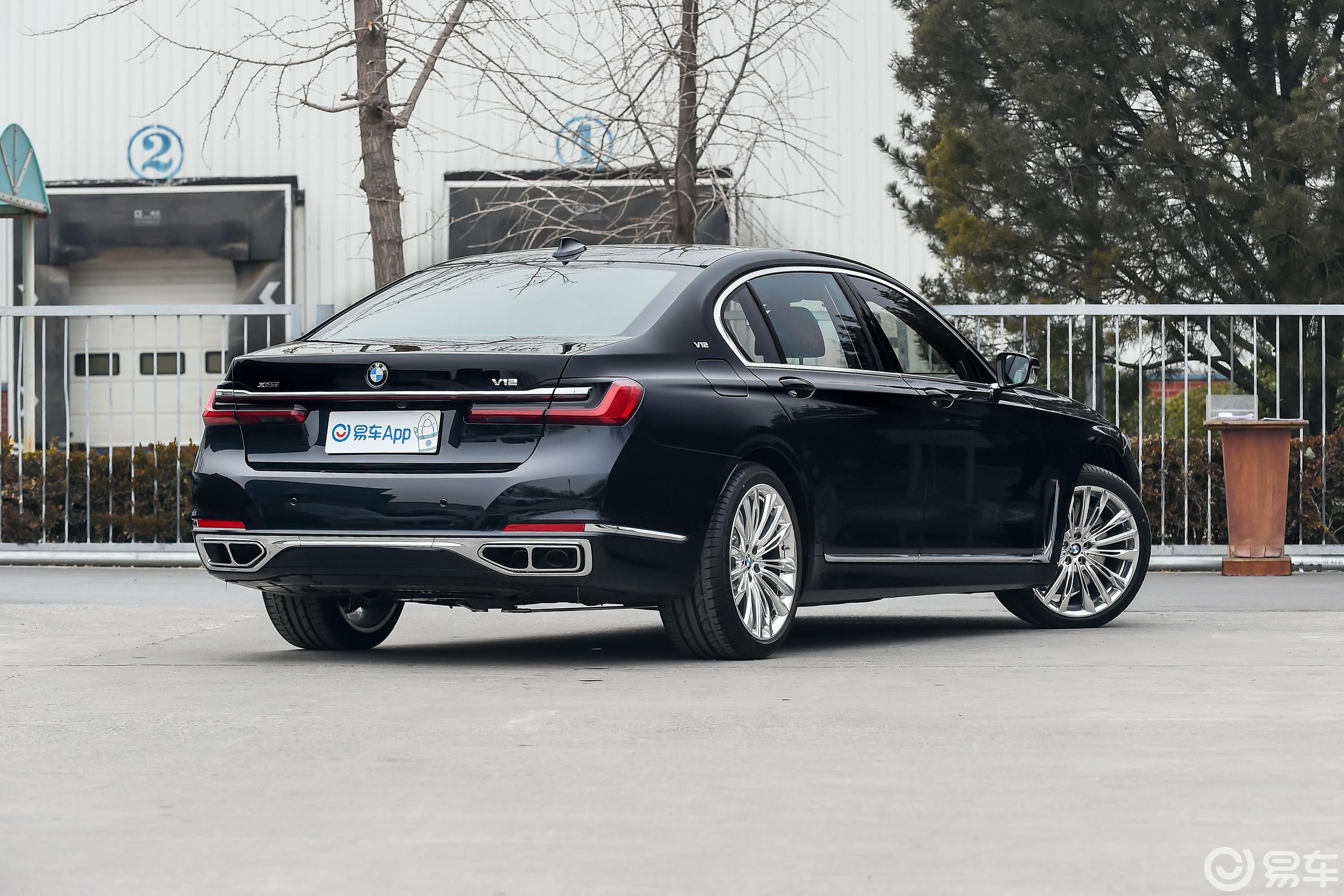 【宝马7系2019款m760li xdrive v12 豪华套装侧后45度车头向右水平