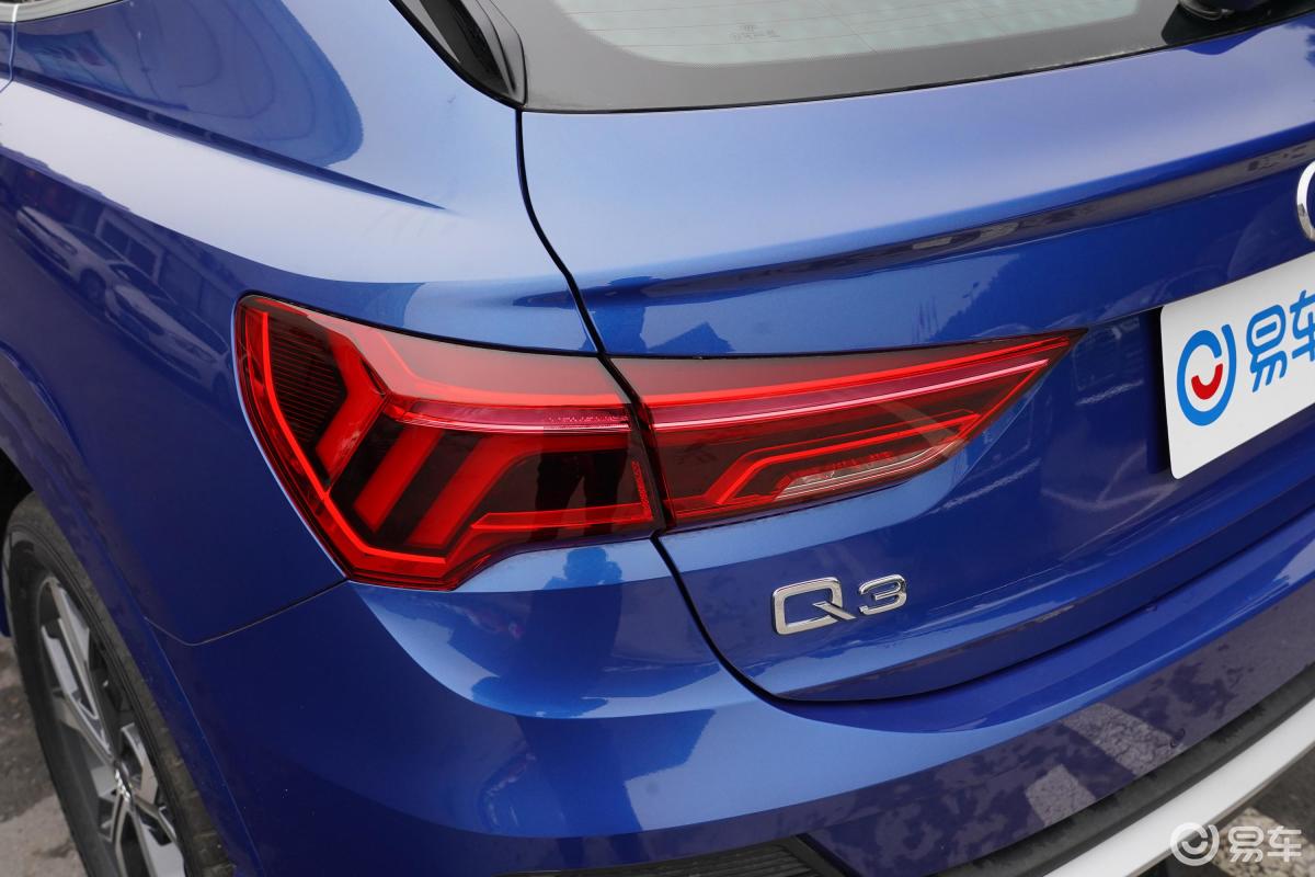 【奥迪q3 sportback2020款40 tfsi 时尚型尾灯侧45度俯拍汽车图片