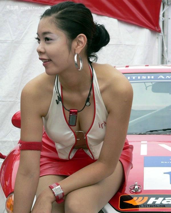 美女车模<em>胸衣搭扣</em>走光_盘锦汽车网
