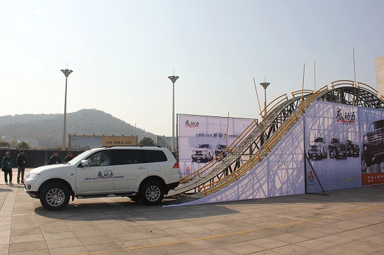 帕杰罗·劲畅倒车上陡坡,扎扎实实考验了车子的性能】