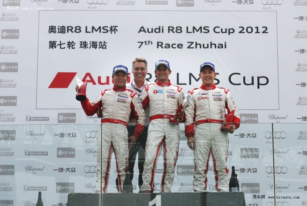 熊龙(右二),李英健(左一)及方骏宇(右一)获得第七回合前三名