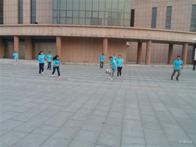 4S店组织车主“绿色环保,为世界杯喝彩”齐河极地海洋世界自驾游活动,自驾游、点球比赛、5人制足球比赛,活动丰富多彩,别开生面的趣味运动氛围融融,各位车主积极参与参加,极大的激发了车友们的运动热情。 五人制足球比赛 车友会集体合影 车友会会餐 胜利者活动滨州东来力帆店提供的加油卡 惬意的小情侣 活动当天,25辆力帆汽车包括力帆X60、力帆720、力帆620、力帆520等热销车型。力帆汽车整齐列阵在高速路上,井然有序,气势恢宏,成为了沿路一道亮丽的风景线。在2个小时左右的车程