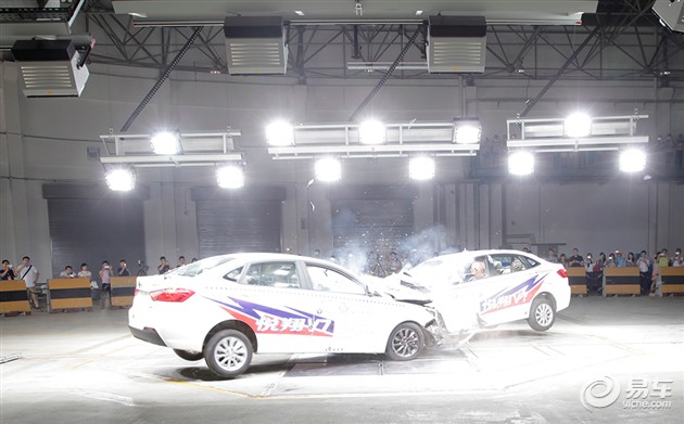 【图文】长安悦翔V7两车偏置对碰撞上演速度