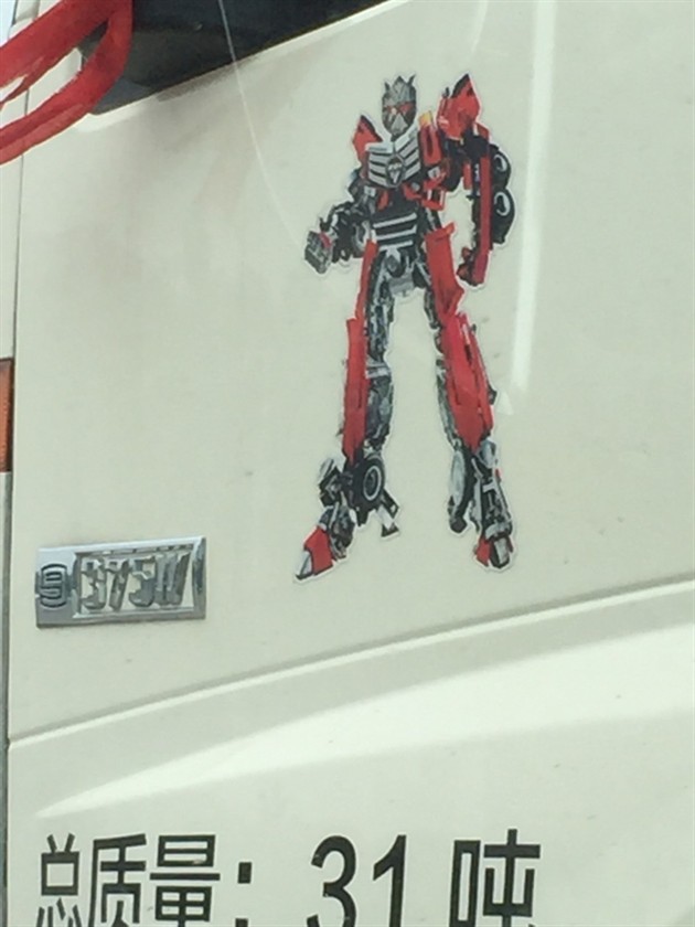 【图文】卡车上的变形金刚是什么鬼?