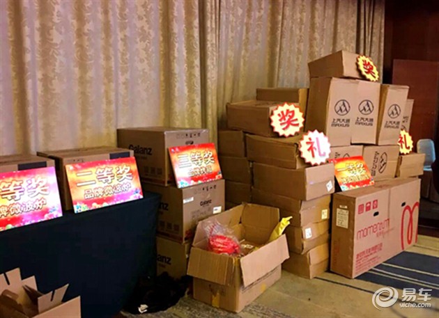 客户到场签到可以领取一份精美的小礼品,而且还可以参加我们晚宴的