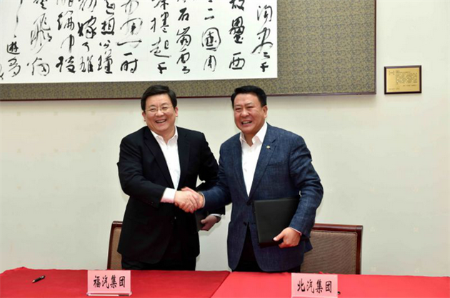 徐和谊董事长和黄莼总经理签字仪式后热烈握手-收购福建奔驰35 股份