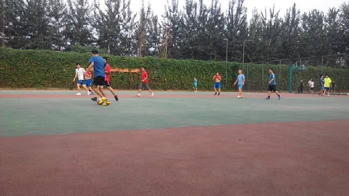 【手机APP:走,踢足球去】_易车足球大联盟_汽