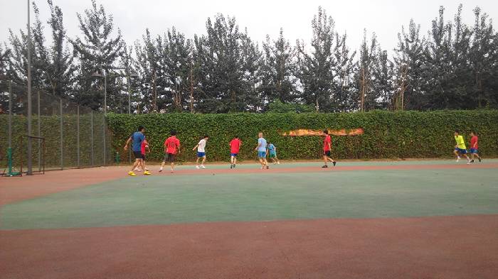 【手机APP:走,踢足球去】_易车足球大联盟_汽