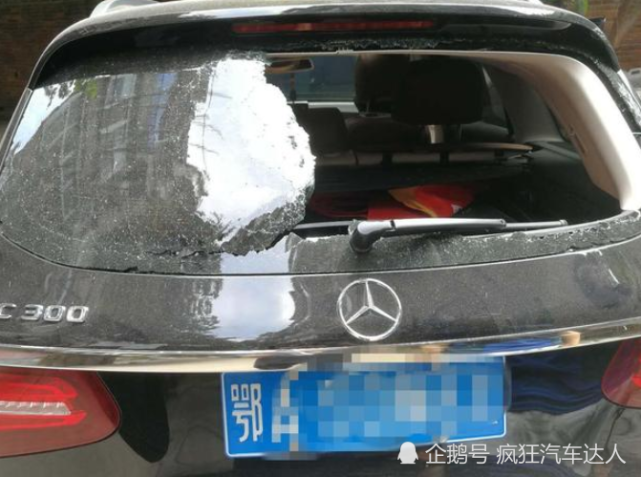 国外恶搞把车窗砸碎视频,国外恶搞把车窗砸碎视频大全