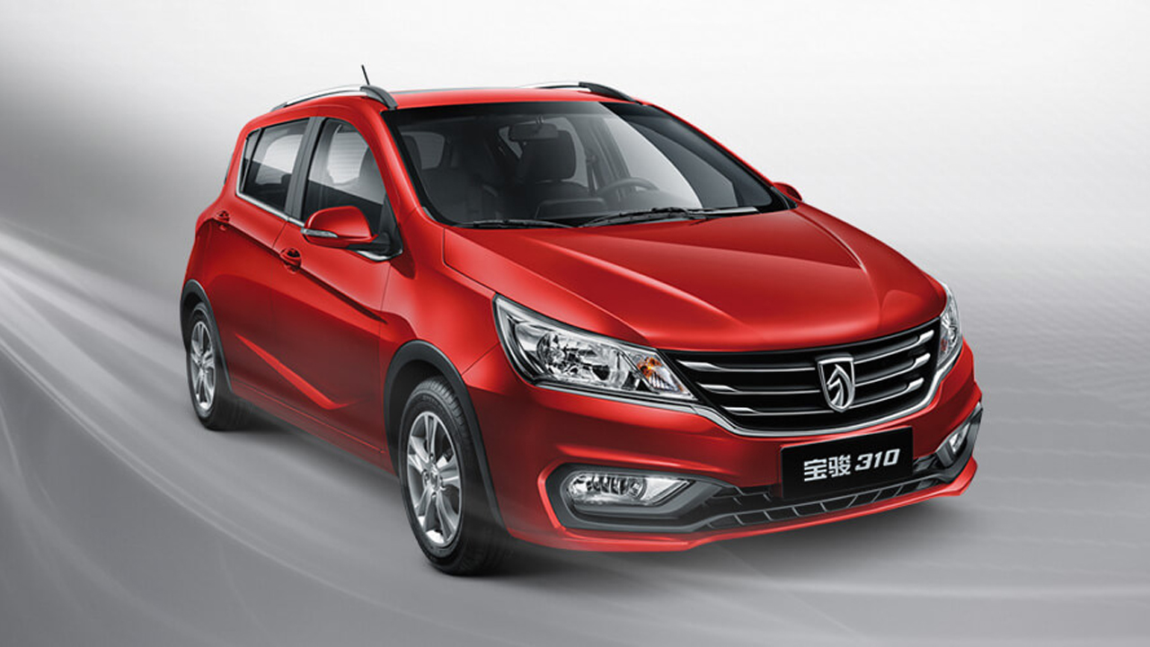 上汽通用宝骏310 采用双u前脸设计