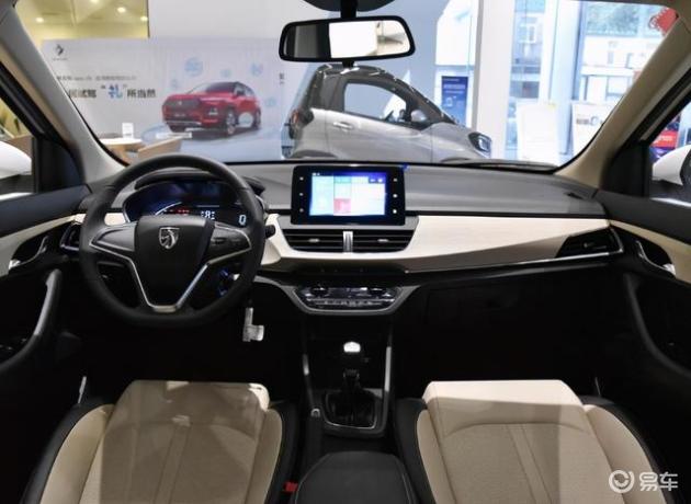 宝骏360的内饰设计可不是朴实的家用风格那么简单,采用的是时下流行的