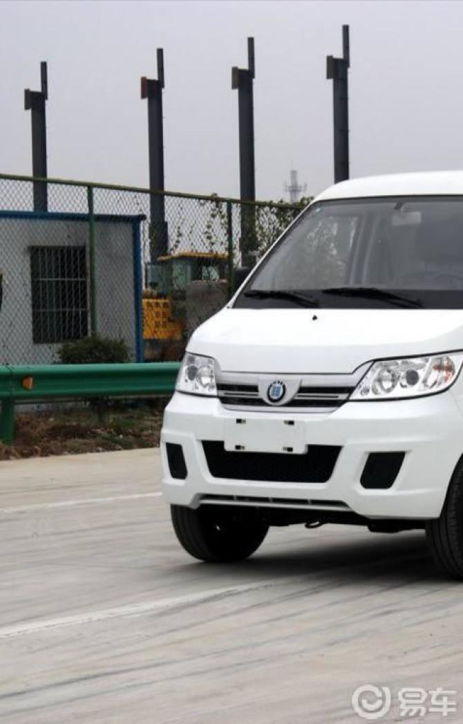 最新款的恒天恒好ev1的车前大灯是led的还是卤素大灯呢?