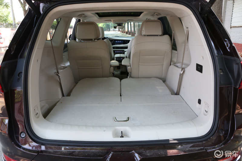 了空调出风口,水杯架和储物格这样的实用配置,并且头枕还可以单独放倒