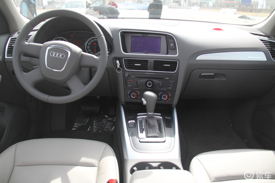 【奥迪q52010款2.0 tfsi 技术型内饰汽车图片-汽车图片大全】-易车网