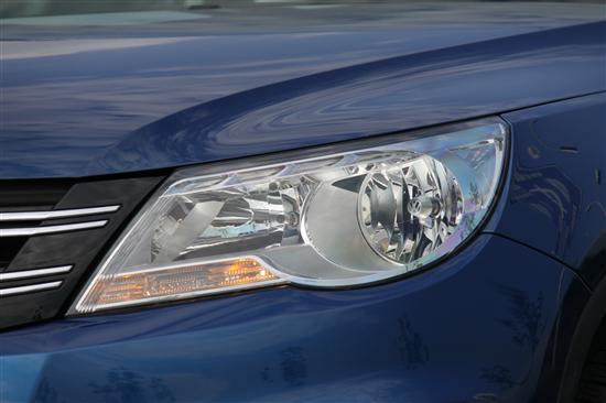 同级车中唯一的随动转向氙气大灯