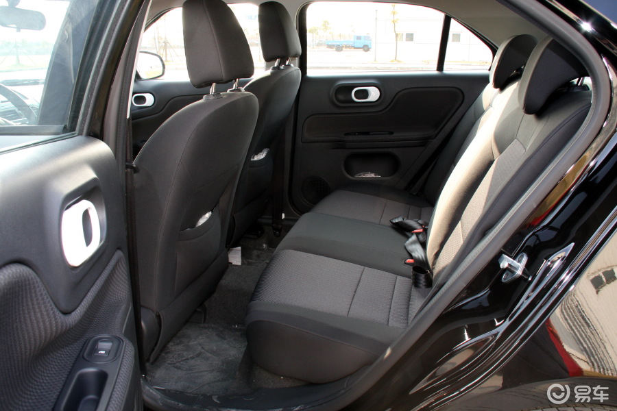 名爵3 后排空间图