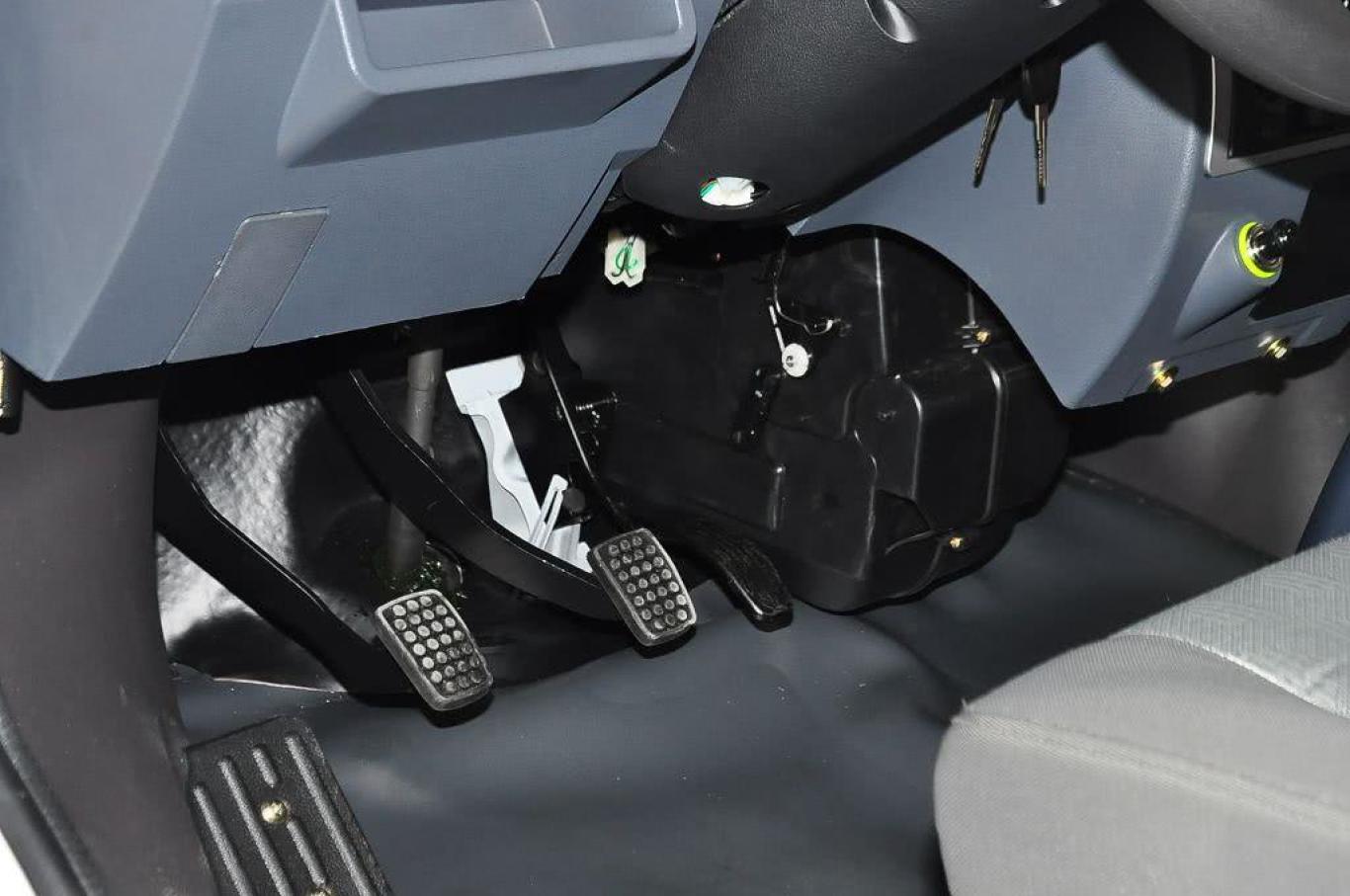 Right sidewall interior trim assembly