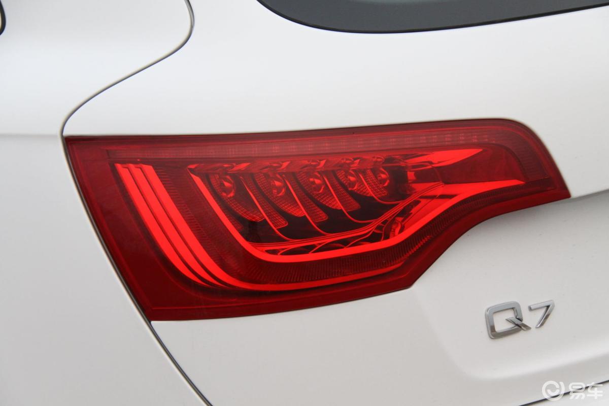 【奥迪q72011款3.