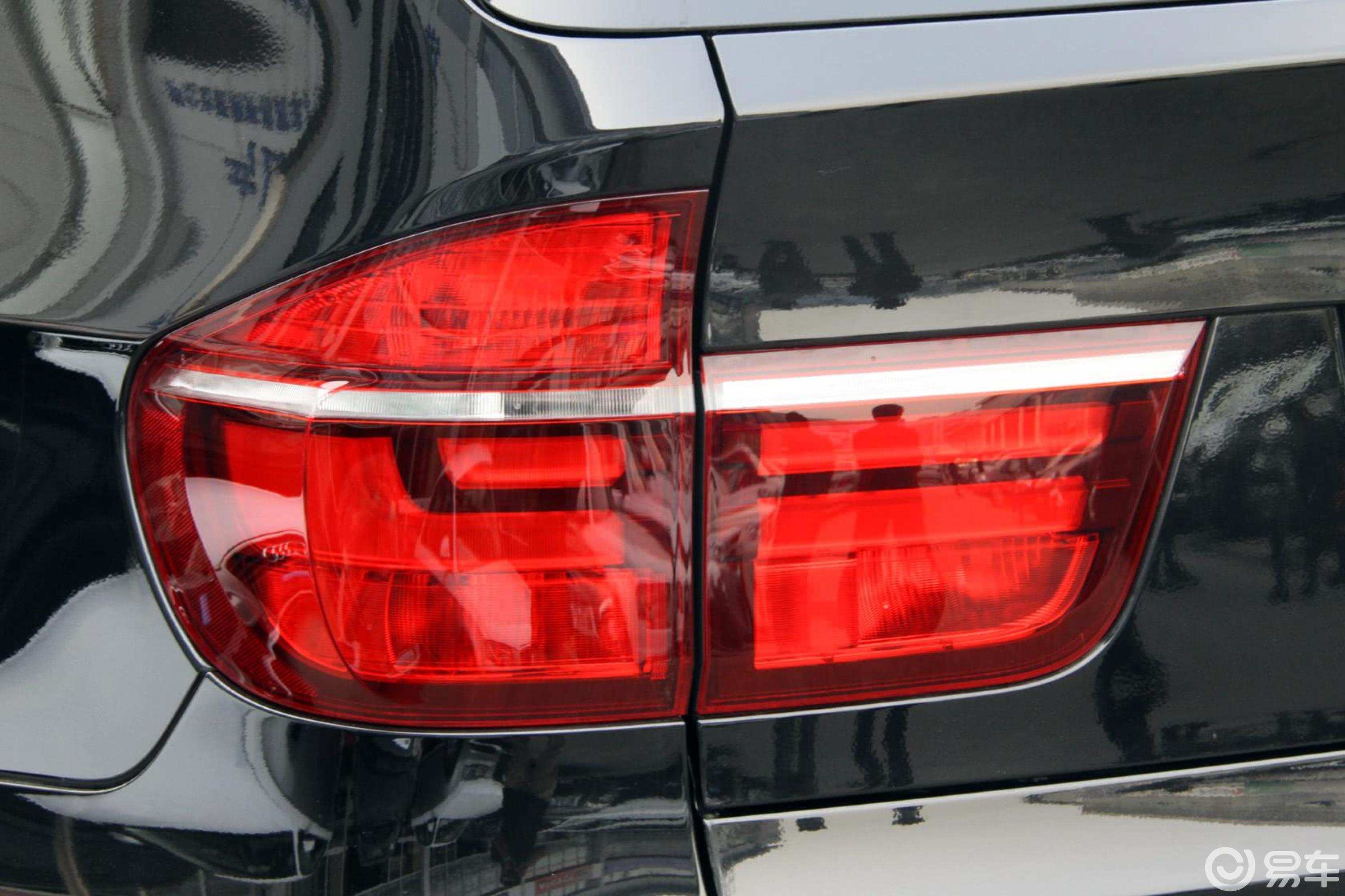 【宝马x52011款xdrive35i 美规版尾灯侧45度俯拍汽车图片-汽车图片