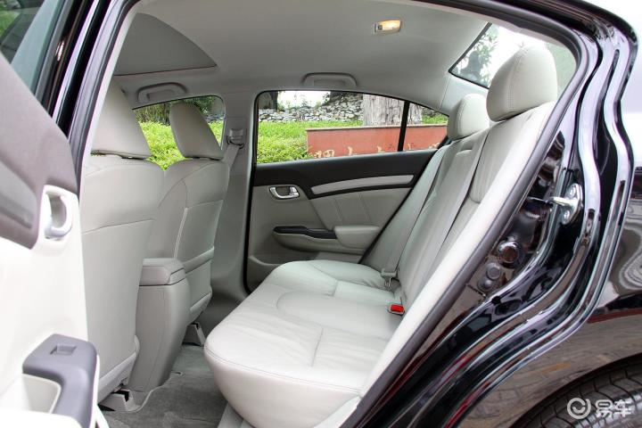 2011款 思域 1.8l 自动 vti豪华版 后排空间