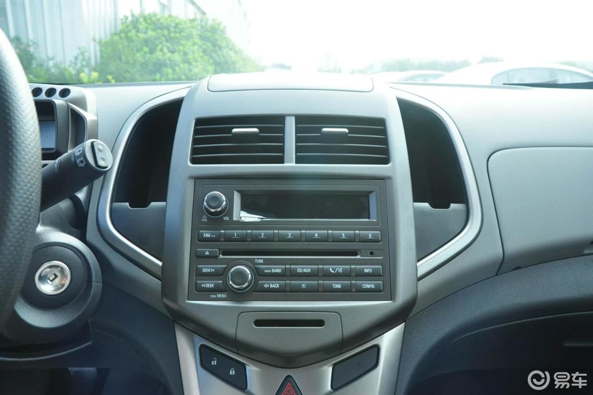 【爱唯欧2011款两厢 1.