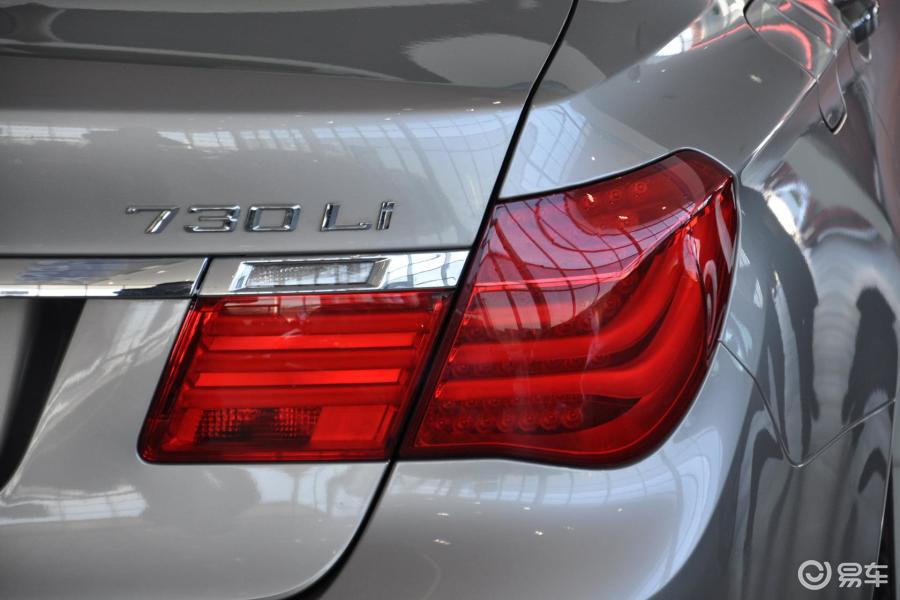 【宝马7系2011款730li 典雅型尾灯侧45度俯拍汽车图片-汽车图片大全】