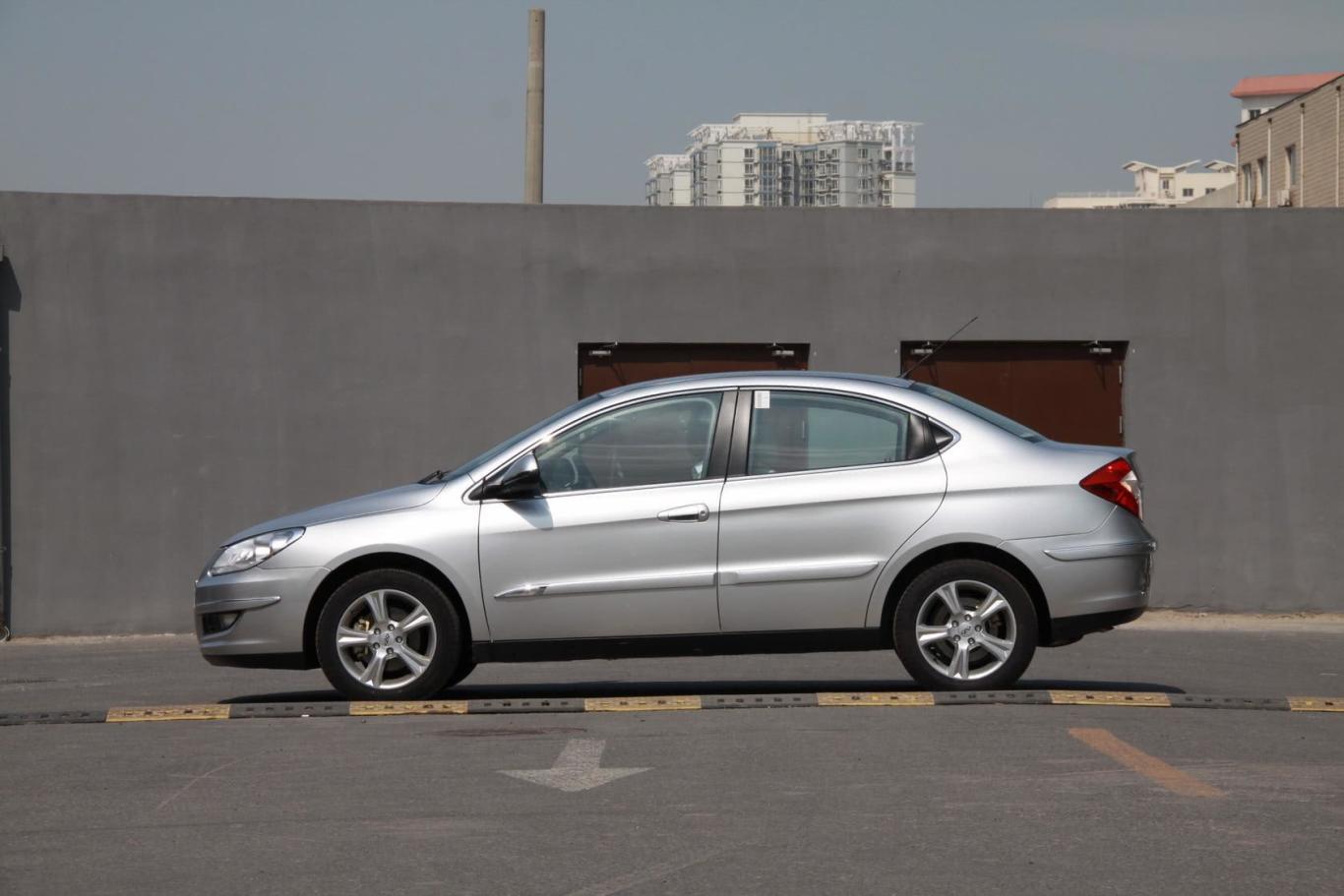 奇瑞a3三厢 1.6l cvt 进取型正侧车头向左水平