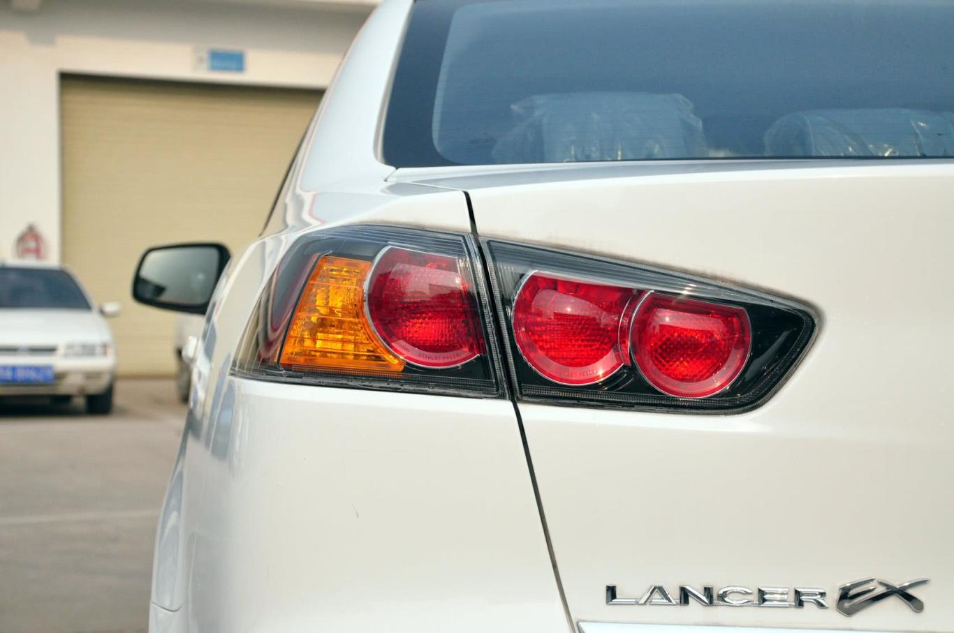 翼神2.0l classic黑白版尾灯侧45度俯拍