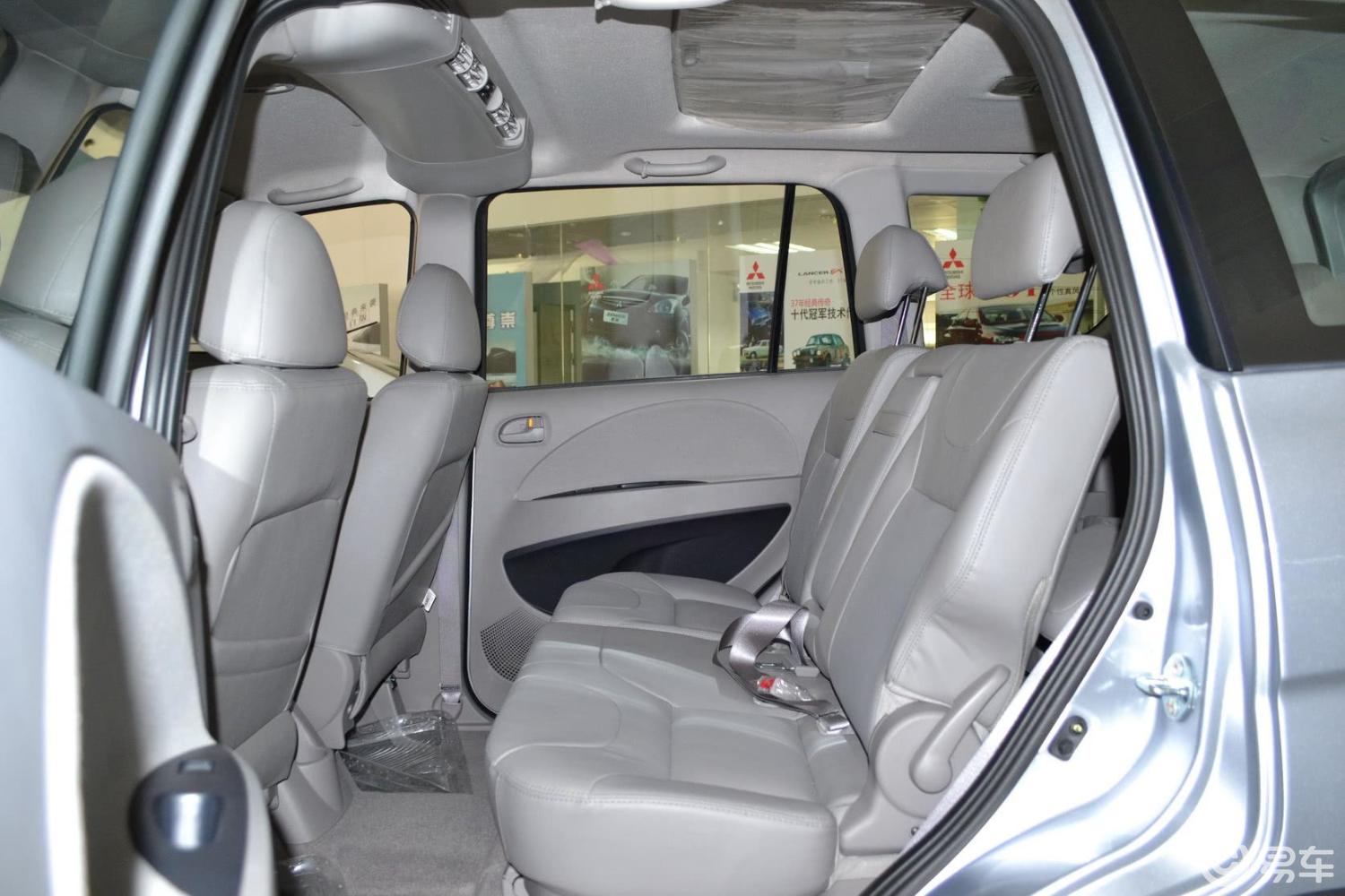 【君阁2011款自动档 七座 旗舰型后排空间体验汽车图片-汽车图片大全