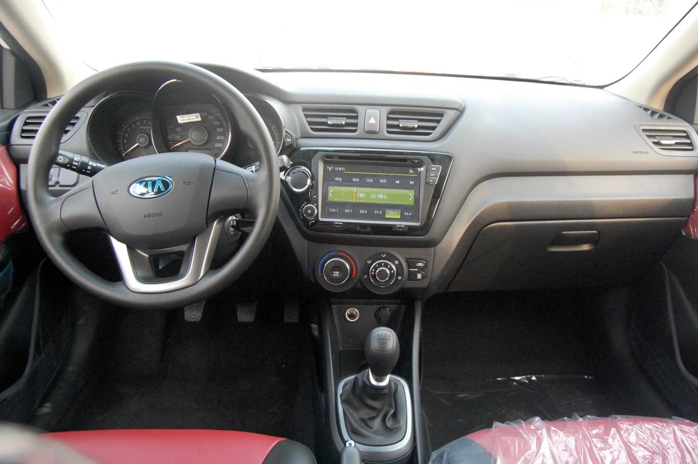 起亚k2两厢 1.4l 手动 炫酷纪念版内饰全景正拍