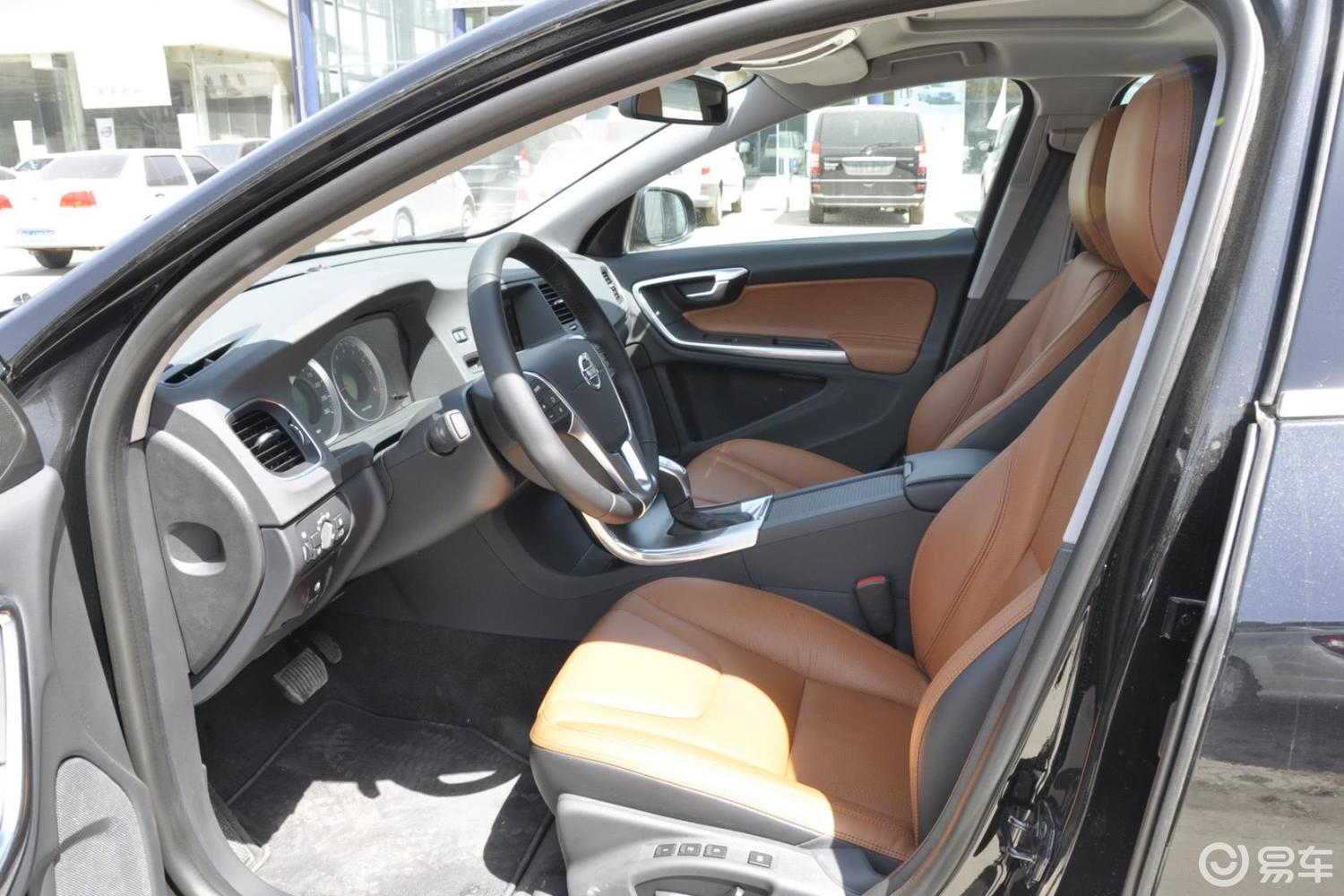 【沃尔沃v602013款t5 舒适版前排空间汽车图片