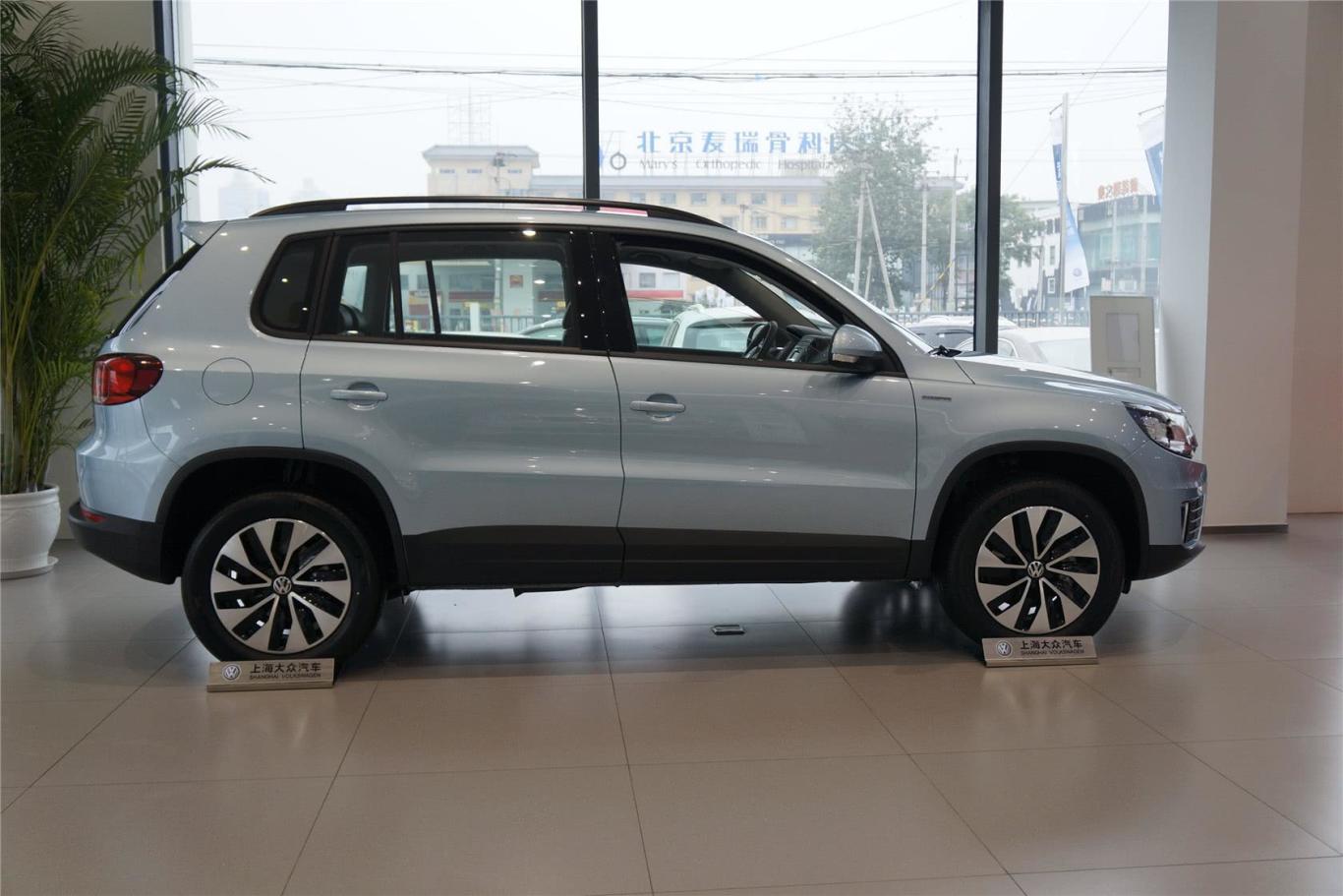 途观1.4t 手动 蓝驱版正侧车头向右水平