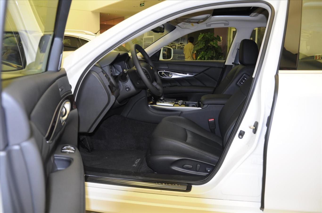 英菲尼迪q70l3.5hl 手自一体 豪华版前排空间
