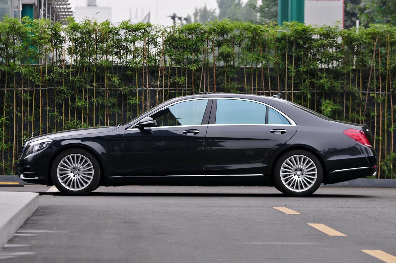 奔驰s级500l正侧车头向左水平