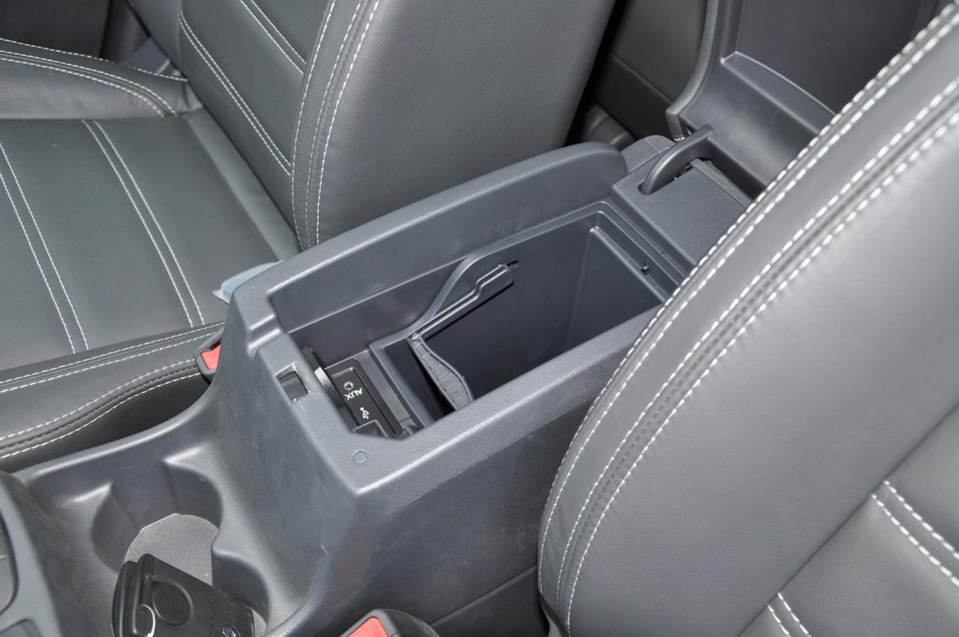2.5l 四驱 豪华版前排中央扶手箱空间