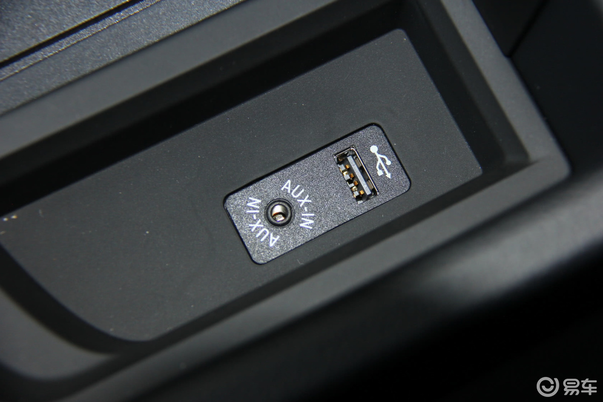 【宝马3系2013款316i 运动设计套装aux接口汽车图片-汽车图片大全】